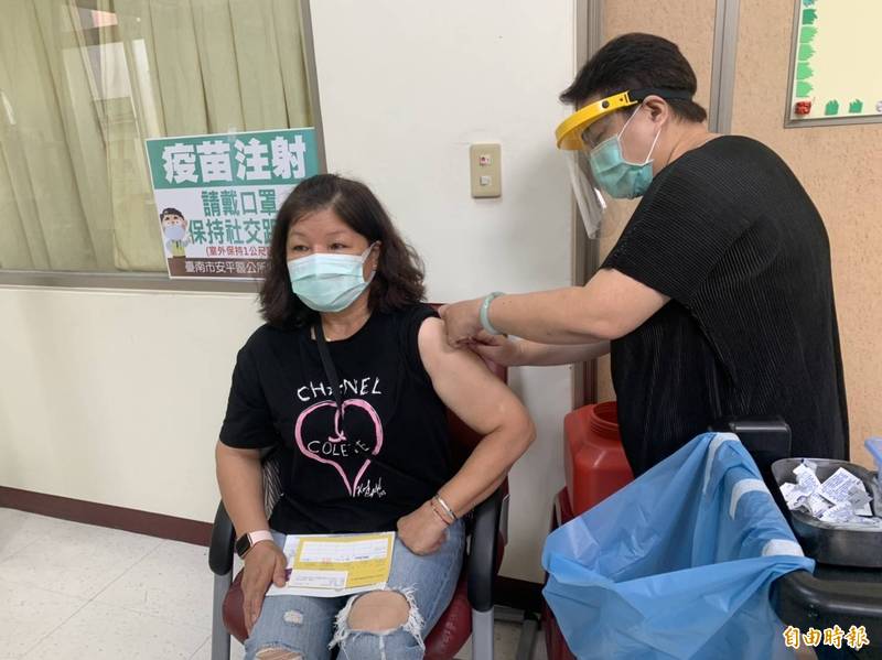 美國捐贈的250萬劑莫德納疫苗，中央宣布30日起開始送發至各縣市，台南市第一波獲撥配7萬4200劑，預計7月1日上午可送抵並開打。（記者王姝琇攝）