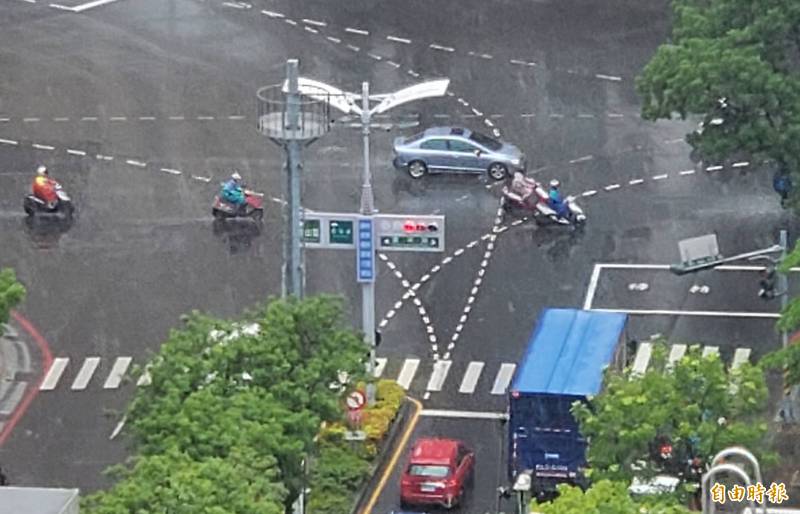 國家警報狂響，高雄受西南風影響，今持續下起大雷雨。（記者陳文嬋攝）