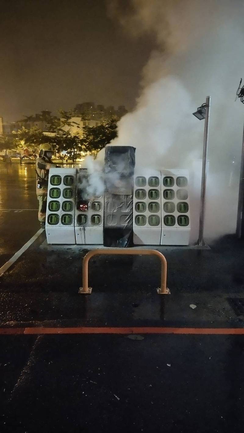 28日凌晨3點多，台南市北區海安路三段一處Gogoro充電站出現失火冒煙狀況。（圖：民眾提供）