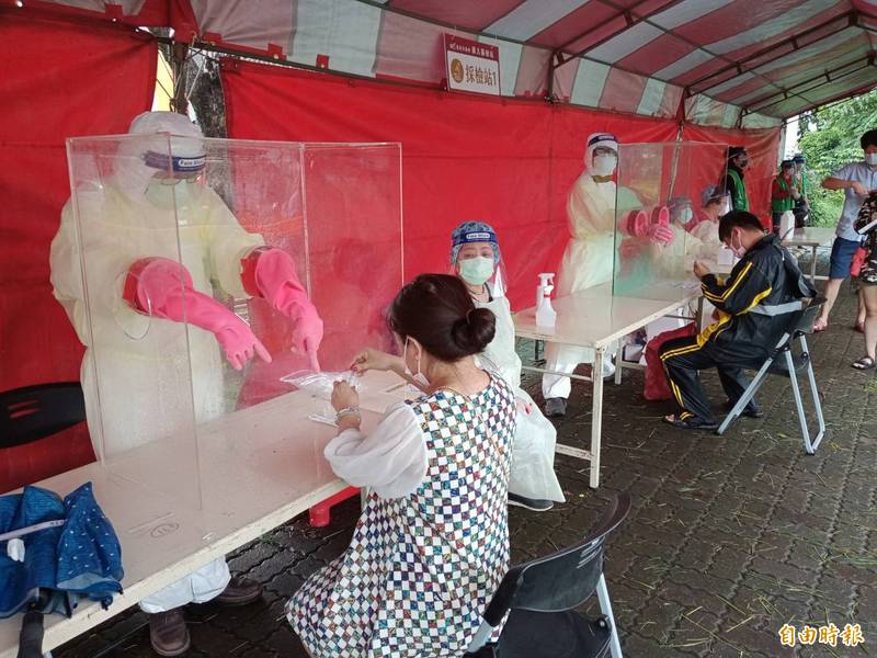 台南市安南區傳出家庭群聚感染事件，市府衛生局在安南區設置兩處篩檢站為居民篩檢。（記者蔡文居攝）