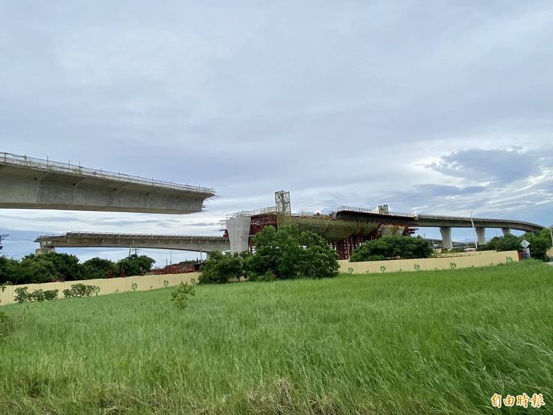 國道2號甲線東行線大園往桃園方向的斷橋已「連起來」，至於西行線大園往台15的斷橋（明顯未銜接處），預計在7月取得用地後進行銜接工程。。（記者魏瑾筠攝）