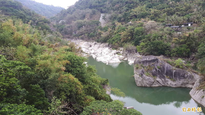 馬武窟溪下游東河橋處美景。綠島旁盡是白色石灰岩巨石。（記者黃明堂攝）