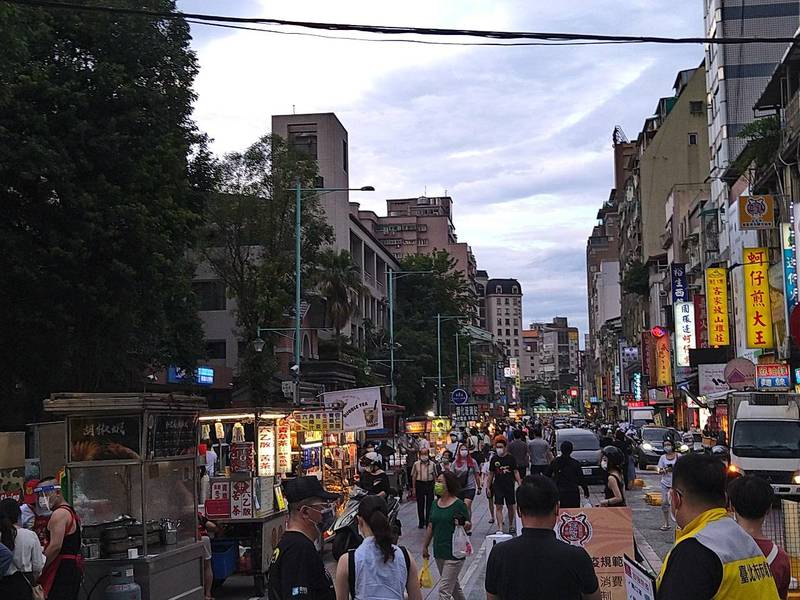 一名家住寧夏夜市附近的網友29日下午前往觀察微解封人潮。（圖片擷取自PTT）