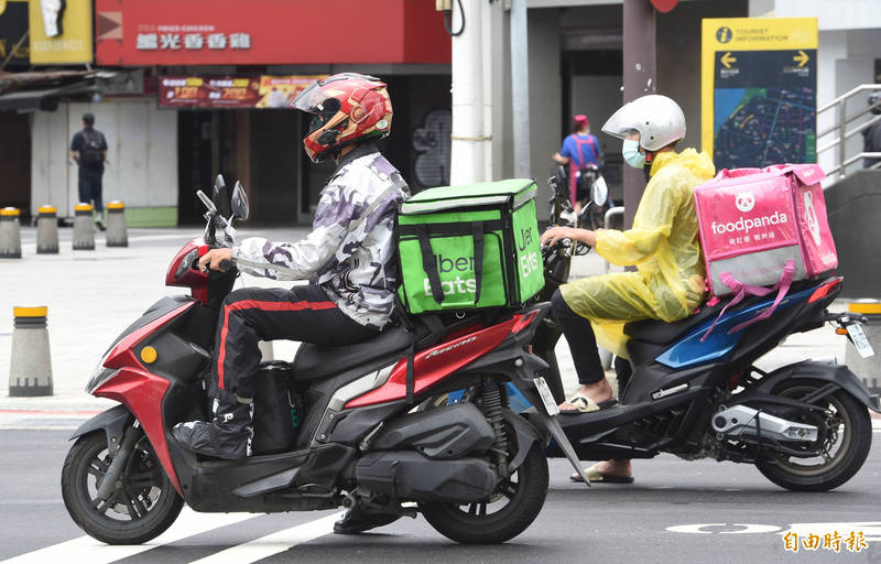 武漢肺炎疫情期間，許多民眾仰賴外送服務，而外送員也希望能保持安全距離。示意圖。（資料照）