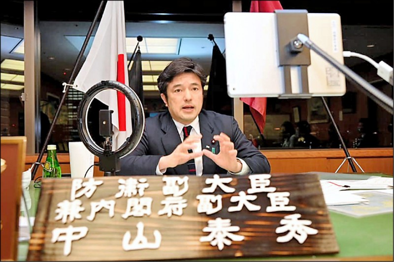 公開表示「日本與台灣不只是朋友，還是兄弟和家人」的日本副防衛相中山泰秀，去年八月曾參加前總統李登輝的弔唁團訪台，被視為是「親台派」的日本政治人物。（取自日本防衛省臉書）