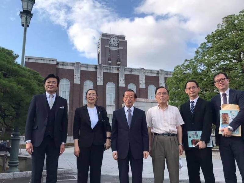 駐日代表謝長廷29日拜訪母校京都大學，受到京大總長（校長）湊長博率多名教授高規格接待。（取自謝長廷臉書）