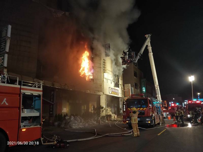 彰化市地標15樓高「喬友大廈」今晚驚傳大火，雲梯車搶救。（記者湯世名翻攝）