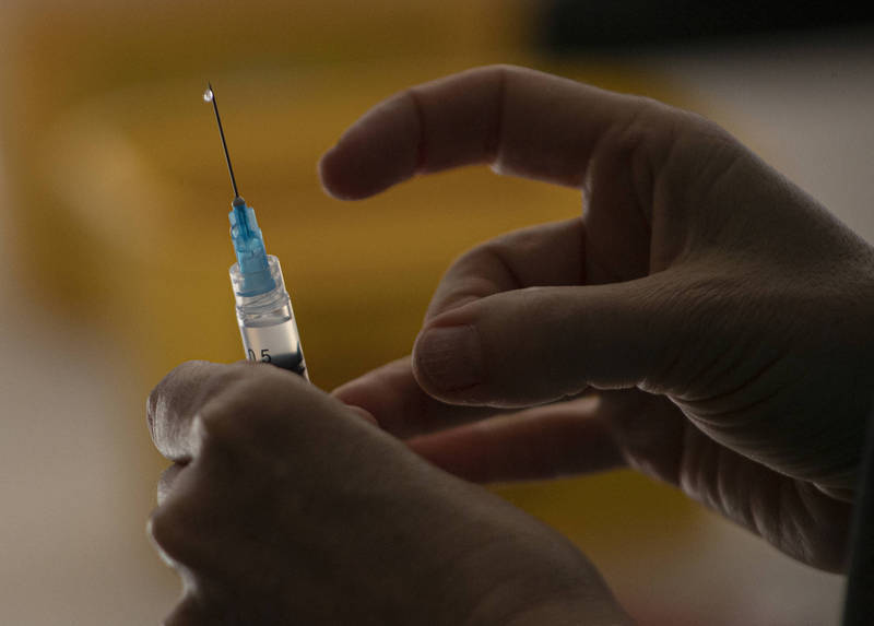有研究指土耳其接種中國科興疫苗的抗體水準，在施打第2劑後的3個月內就降低，部分接種兩劑的疫苗醫護人員依舊染疫。土耳其醫學會呼籲，應讓醫療工作者和65歲以上公民，追打可有效抗Delta變異株的疫苗。圖為示意圖。（美聯社）
