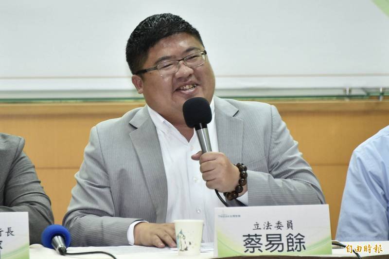 翁姓碩士生竄改維基百科網站上立委蔡易餘（見圖）的個人資料，故意註記配偶是「卡神」楊蕙如，台南高分院二審改判無罪。（資料照，記者塗建榮攝）