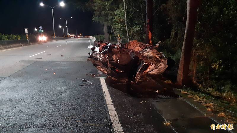 台東市知本路2段大轉彎有轎車撞路樹燒成廢鐵。（記者黃明堂攝）