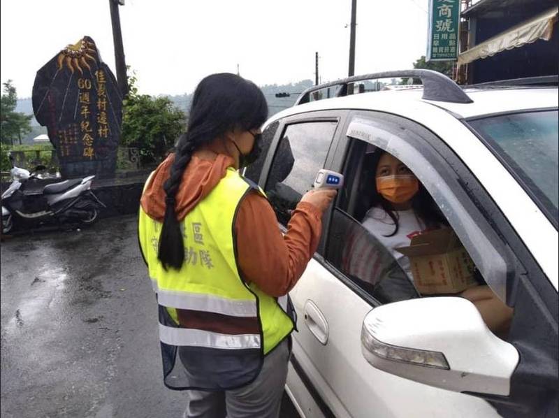 三級警戒仍湧登山人潮 立委伍麗華到部落防疫站輪值 - 生活 - Vimarsana News