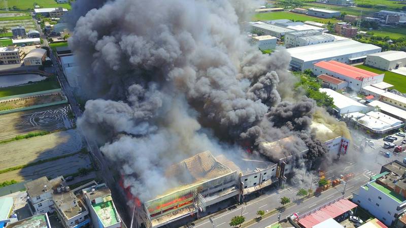 彰化彰鹿路的鐵皮屋大火,連燒5間店面,濃煙非常驚人。(彰化三大-阿鋒Amos提供) 彰化彰鹿路的鐵皮屋大火,連燒5間店面,濃煙非常驚人。(彰化三大-阿鋒Amos提供)