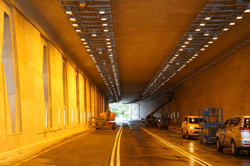沙崙路隧道內有雙向各3車道。（民眾提供）