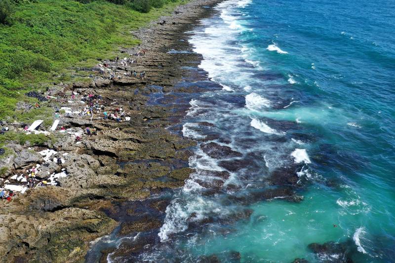 相關單位全力清除漏油汙染。（圖：海保署提供）