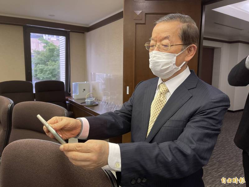 日本追加提供台灣100萬劑AZ疫苗，駐日代表謝長廷說，代表處正在處理此事，一切都很順利。圖為謝長廷6月4日以手機觀看疫苗專機順利降落，表示「總算安心了」。（資料照，記者林翠儀攝）