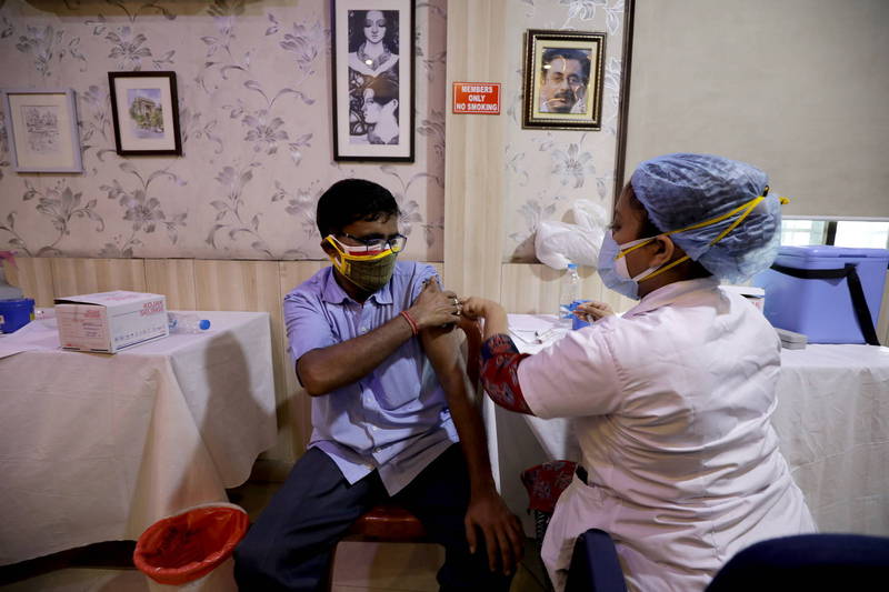 印度製藥商「Zydus Cadila」今（1）日指出，其所自製的武肺疫苗，期中實驗結果出爐，顯示具有66.6%的效力，正向藥物監理機構申請緊急授權，若獲許可，可望成為第二支本土自製疫苗。（歐新社）