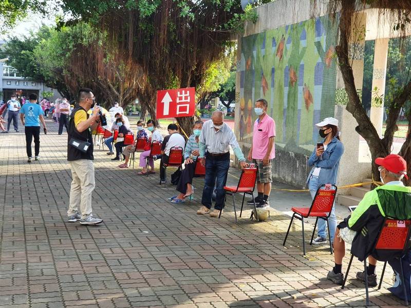 莫德納疫苗開打，民眾6點就來排隊。（記者詹士弘翻攝）