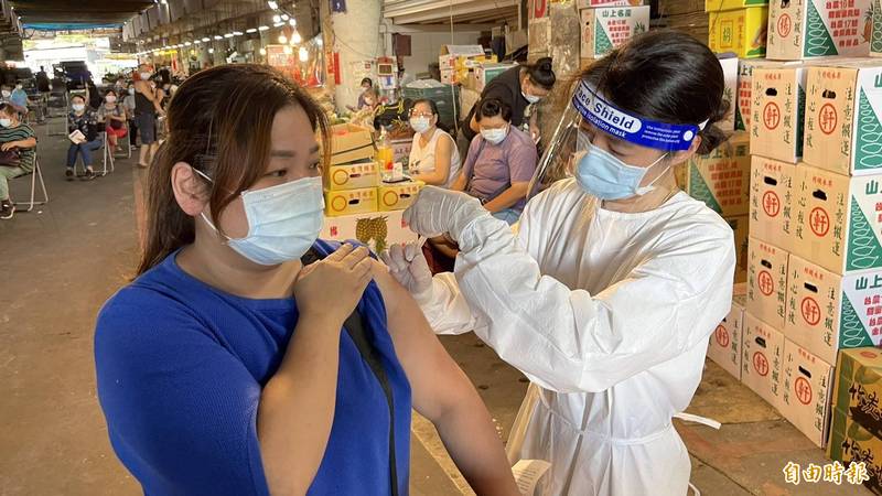 基隆市果菜綜合批發市場已開始為工作人員接種疫苗。（記者盧賢秀攝）