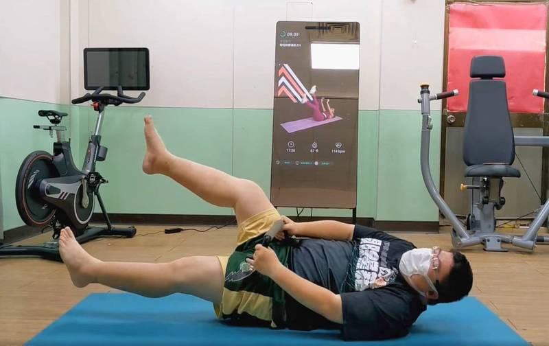蔡易餘在3個月內體重降至98.5公斤，也成功保住黨籍，而他PO出躺在地上運動的照片意外引發網友熱議。（圖取自「蔡易餘 家己人」臉書）