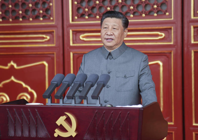 習近平1日在中共百年黨慶上致詞時,嗆美國等西方國家「絕不接受教師爺般頤指氣使的說教」,卻被耳尖的網友抓包,習近平在講「頤指氣使」時,又口誤說成「頤使氣指」,相關影片在推特上瘋傳,不少網友也留言酸爆。(美聯社) 習近平1日在中共百年黨慶上致詞時,嗆美國等西方國家「絕不接受教師爺般頤指氣使的說教」,卻被耳尖的網友抓包,習近平在講「頤指氣使」時,又口誤說成「頤使氣指」,相關影片在推特上瘋傳,不少網友也留言酸爆。(美聯社)
