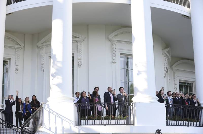 白宫1日公布年度人事报告，567名雇员的总年薪将近5000万美元。图为白宫雇员向搭乘直升机离开的拜登总统挥手。（彭博资料照）(photo:LTN)