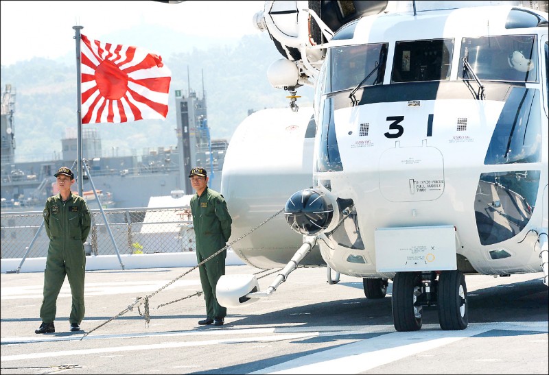 日本航空自衛隊與菲律賓空軍將於下週首度舉行聯合訓練。圖為2016年4月日本海上自衛隊「伊勢號」直升機護衛艦航抵菲國蘇比克灣親善訪問。（法新社檔案照）