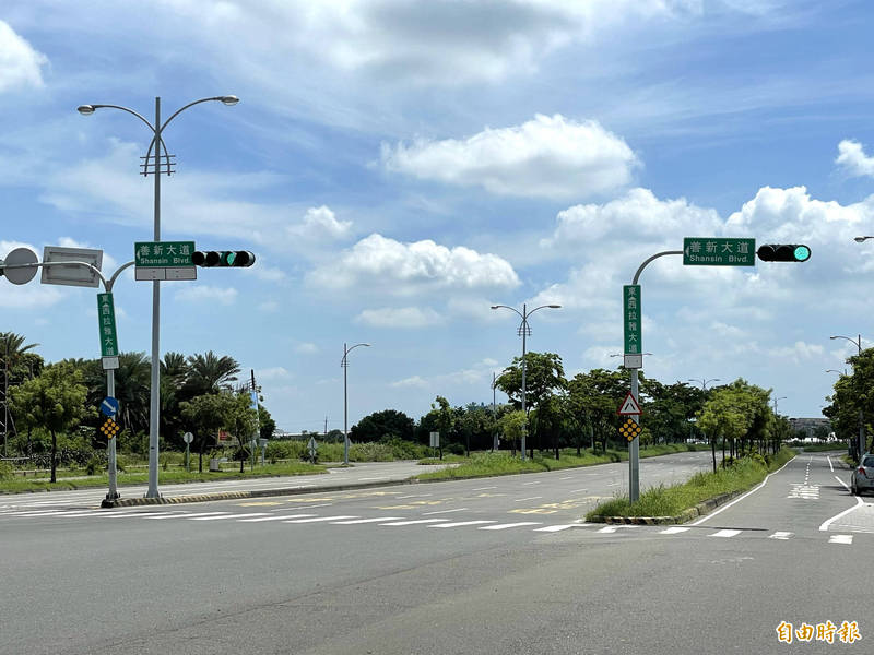 台南市管西拉雅大道去年爭取路面修繕經費，獲中央補助，待工程設計完成即可招標發包，還給用路人一條平穩的路。（記者萬于甄攝）