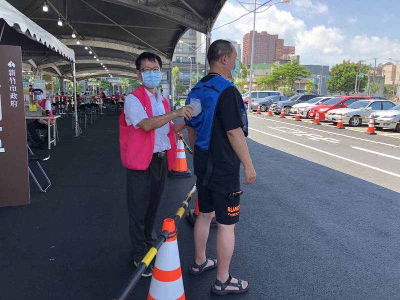 竹市府緊急採購冷卻背心 林智堅：避免防疫人員熱傷害 - 生活 - Vimarsana News