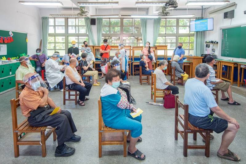 大成國中採「教室型施打」方式，讓長者們不須走到2樓禮堂。（桃園市政府提供）