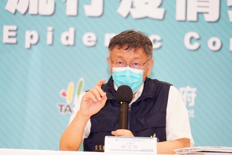 針對有人質疑為何不斷針對台北市長柯文哲「林醫師你為什麼只挑柯市長？」林靜儀回應，「不然呢？作業不寫還一直放話的是誰？讓全台灣陪著一起三級的是誰？」（台北市政府提供）