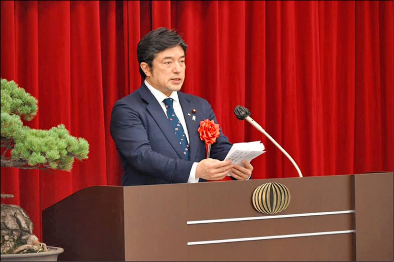 日本防衛副大臣中山泰秀日前公開說「日本與台灣不只是朋友，還是兄弟和家人」，提及台灣如果出事，將直接影響日本沖繩。（取自防衛省臉書）