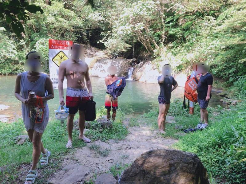 警方到場後發現灰窯瀑布有７名男女違規前往管制區戲水，且未依規定攜帶口罩。（記者吳昇儒翻攝）