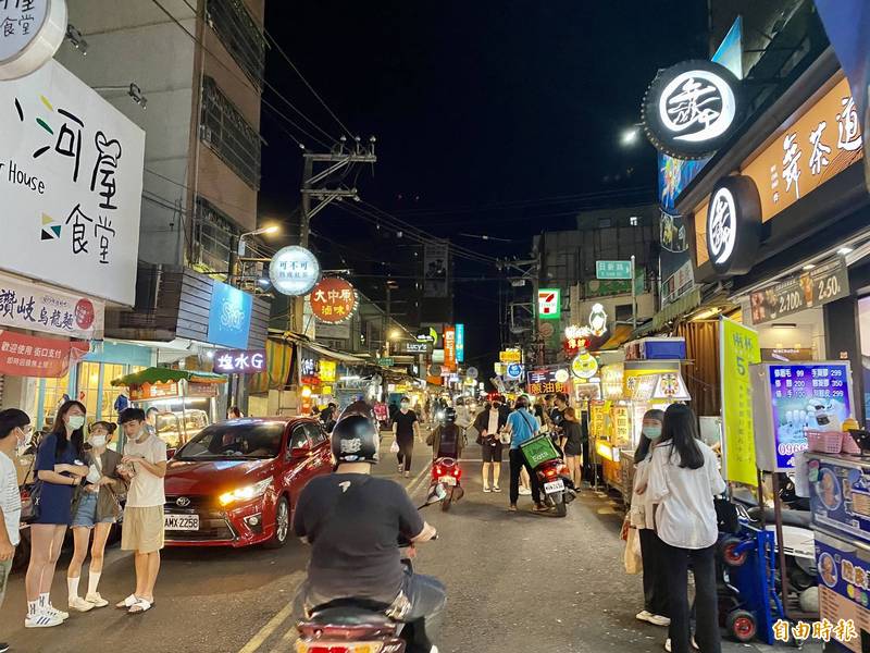 中央流行疫情指揮中心今天公布各市場、夜市重點管制措施，桃園市長鄭文燦仍未鬆口夜市是否解封。圖為中原夜市三級警戒前人潮。（記者魏瑾筠攝）