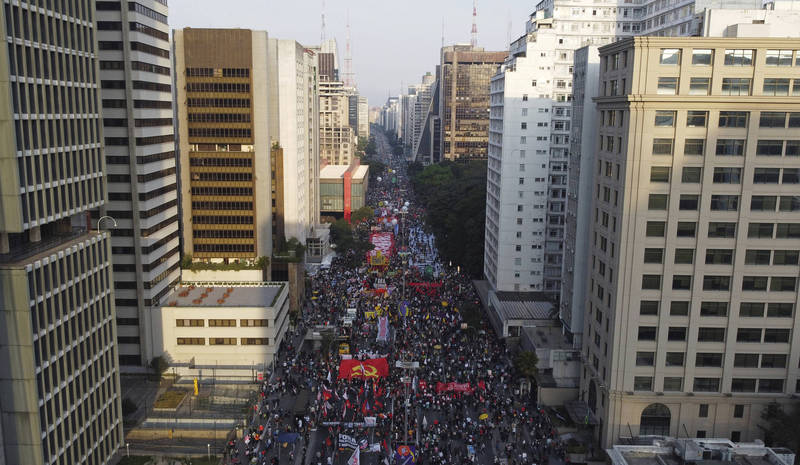 巴西各地爆發抗議活動，據傳有數千民眾上街，高喊要波索納洛請辭下台，並要求提供更多疫苗來對抗疫情，目前則傳出部分地區已發生警民衝突。（美聯社）