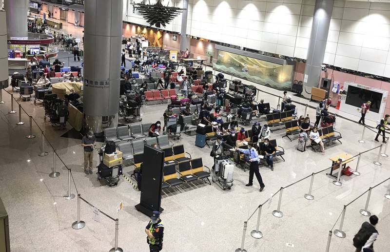 桃園機場二航廈今（4）日清晨共416位旅客入境，旅客在等候區依序等候採檢。（桃機公司提供）