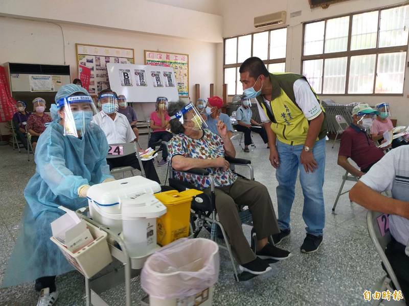 東山區山區6里人口約6000人，高齡長者居多，東原里長葉孟亮聯合里長爭取設置接種站，今日順利開打，有阿嬤說：服務真好！（記者王涵平攝）