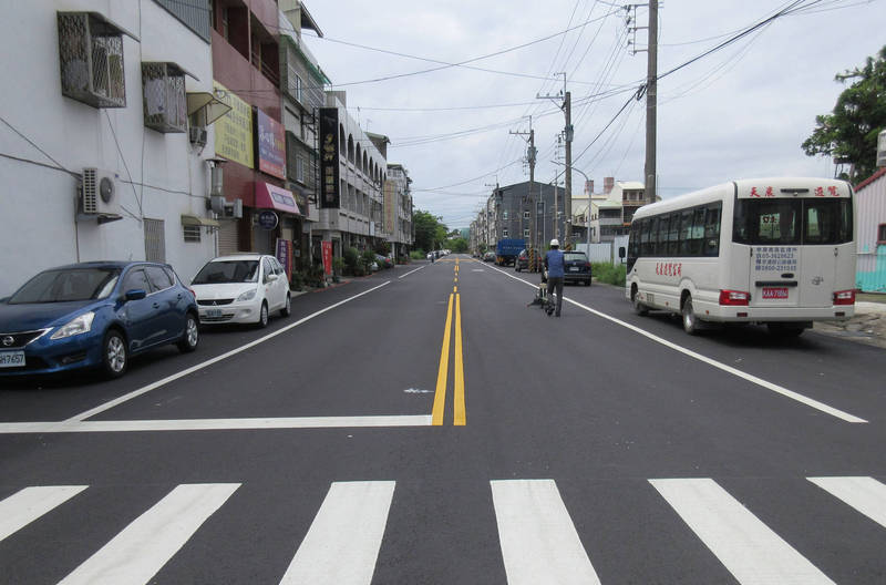 南市府工務局爭取內政部營建署前瞻計畫經費，近日完成善化光華路、光明路、和平路、民生路等「四路共改」道路改善，大幅提升用路人的行車平坦舒適度及安全性。（圖由工務局提供）