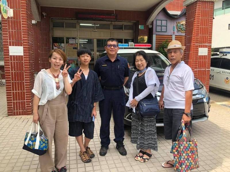 受過南市警四分局安平派出所員警協助過的日本人家族與安平所員警合影留念。（圖：南市警四分局提供）