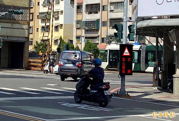 高雄輕軌遭撞事故頻傳，交通局會勘把脈，鼓山路段新增連動可變標誌「當心輕軌」、「禁止右轉」以防轉彎車撞。（記者黃良傑攝）