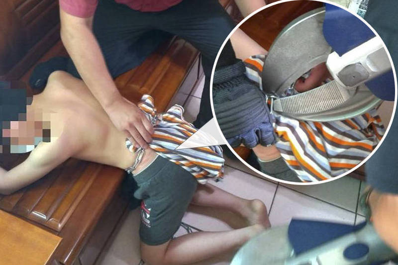苗栗縣頭份鎮一名單親爸爸外出工作，怕8歲兒子亂跑，竟用5米長的鐵鍊把兒子綁在飛輪上。（本報合成）