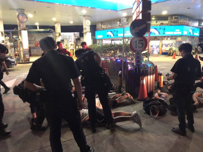 疑似因為債務糾紛，新北市三峽區本月2日凌晨發生26人群聚鬥毆事件。（三峽警分局提供）