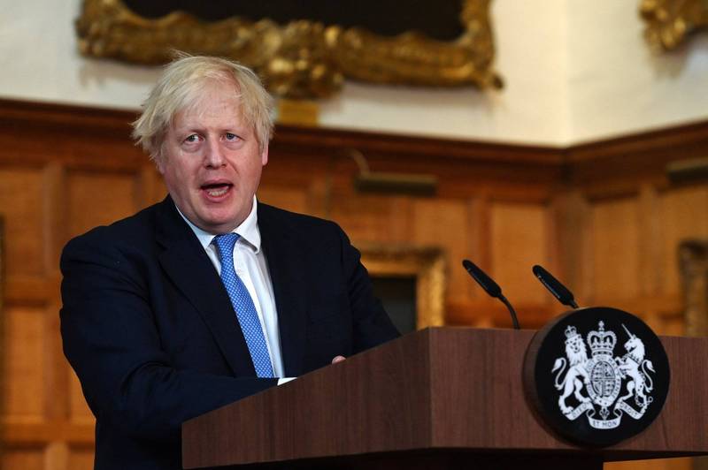 英國首相強森（Boris Johnson）今日宣布，19日起取消社交安全距離、居家工作和戴口罩等相關限制。（歐新社）