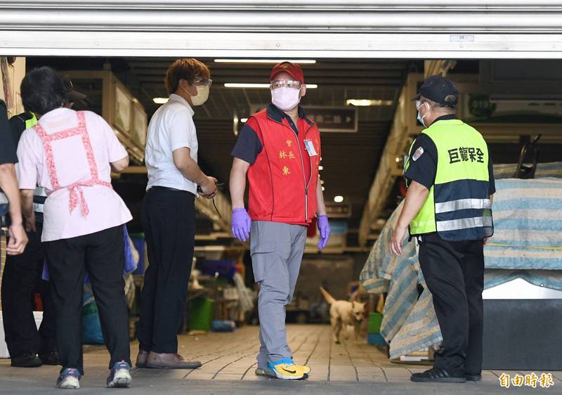 台北市環南市場爆發群聚感染，7月1日大規模篩檢，環南市場自治會長林勝東（右二）被爆料私下拜託放寬防疫措施，原定休市7天變3天，林勝東發聲明強烈抗議，指稱是不實指控。（資料照，記者廖振輝攝）