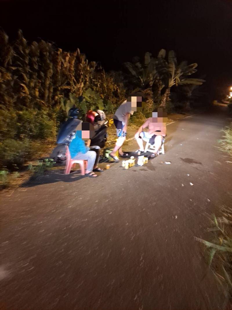 花蓮秀林鄉有3名男子，深夜圍坐路邊脫口罩飲酒，讓巡邏員警直搖頭，依法開罰。（圖由警方提供）