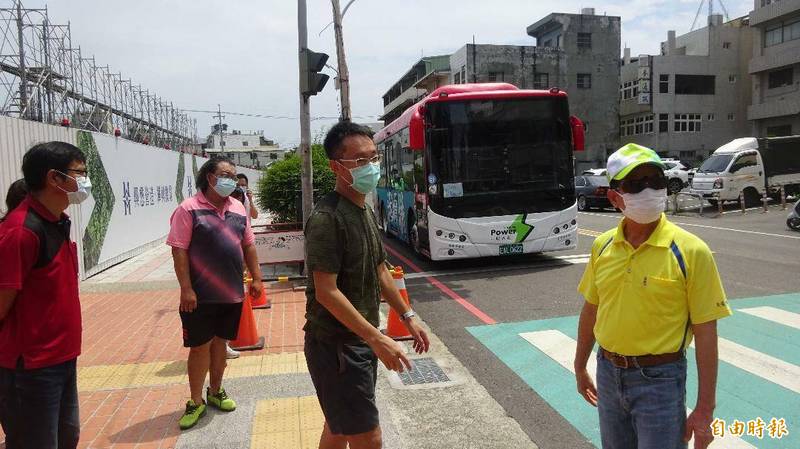 813公車「大甲國中」、「大甲郵局」兩站相距一公里多，確定增闢繞行大甲國小及大甲衛生所的副線，並增設3個招呼站以縮短站距。（記者張軒哲攝）