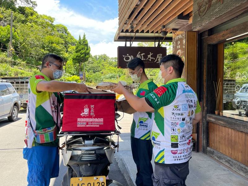 台北市觀光傳播局與貓空在地商圈合力推出「貓空美食外送隊」。（台北市觀光傳播局提供）