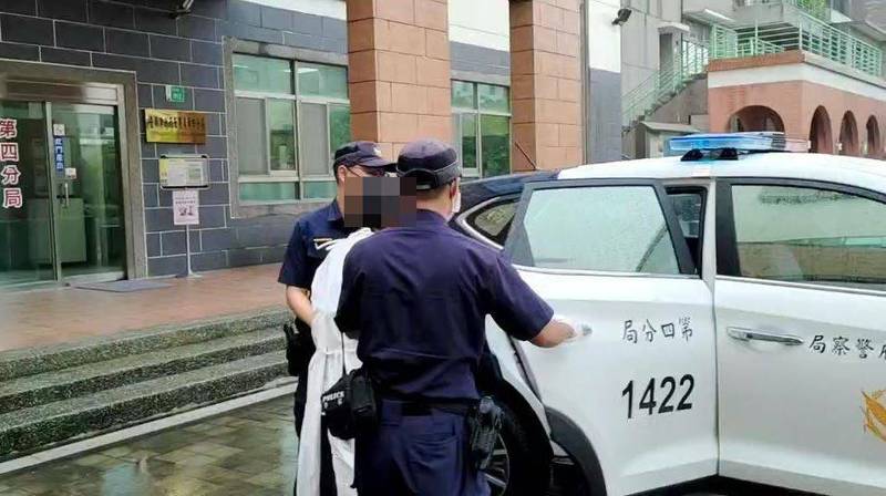 詹姓男子因為忍不住菸癮在路上偷抽菸，結果被警方攔查發現毒品。（警方提供）