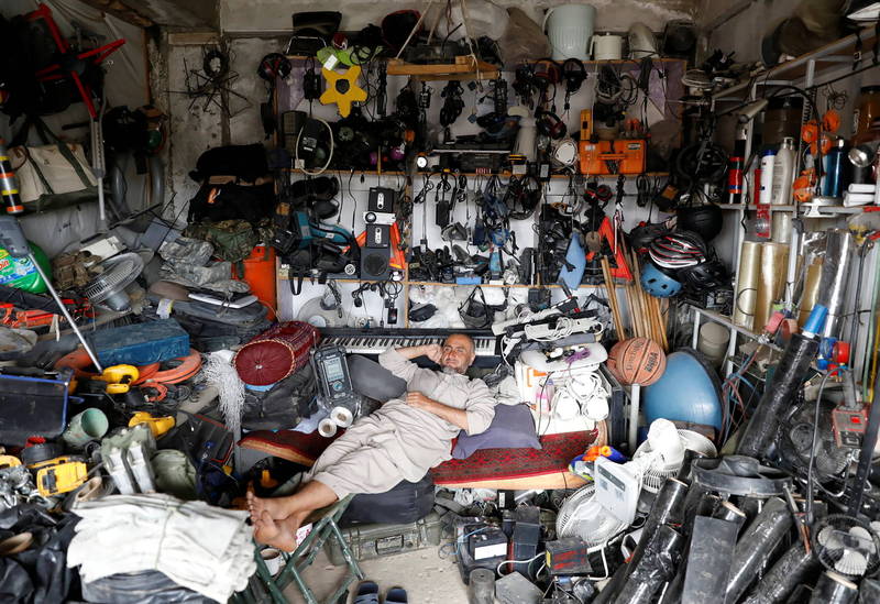 美军撤离阿富汗后，巴格兰空军基地外当地民众在自己的店销售二手军事用品。（路透）(photo:LTN)