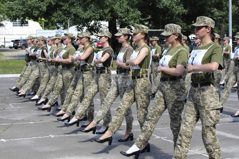 軍情動態》女兵「高跟鞋踢正步」遭砲轟 烏克蘭國防部硬幹 - 國際 - Vimarsana News