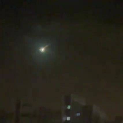 宜蘭夜空出現巨大光點掉落。（擷取自宜蘭知識+）